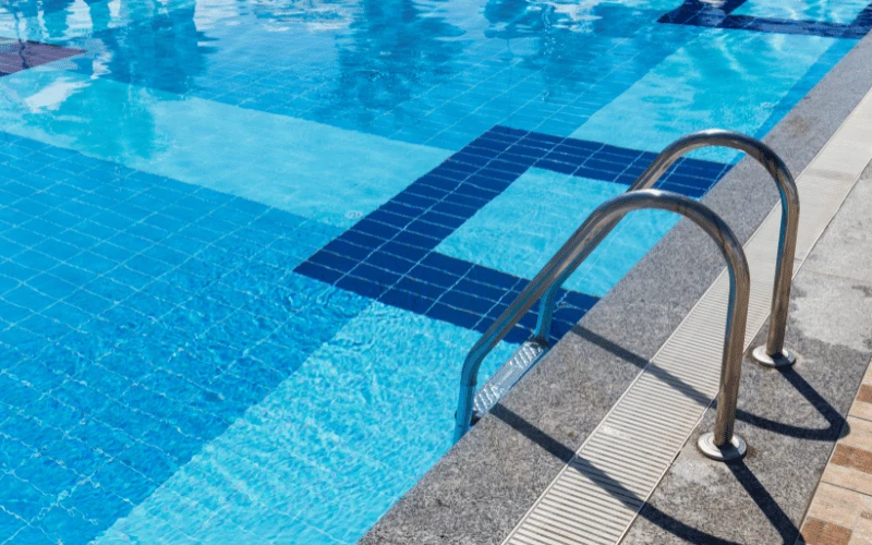 Schwimmbadbau Niederösterreich-Poolbau-Kreativ-Gestalteter-Quarzit-Pool